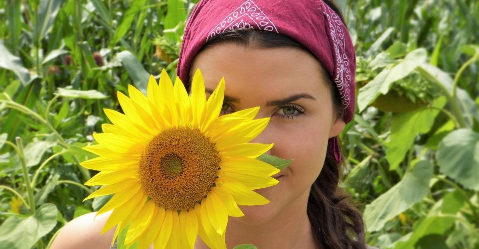 Frau mit Sonnenblume