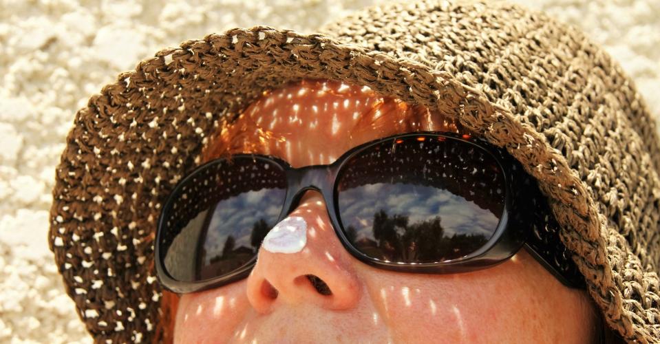 Frau mit Sonnencreme auf der Nase