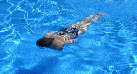 Frau in Swimming pool